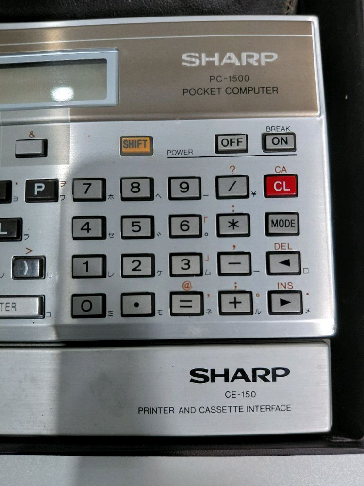 샤프 PC-1500 포켓 컴퓨터 + CE-150 프린터 세트 (메모리 모듈 포함) 이미지