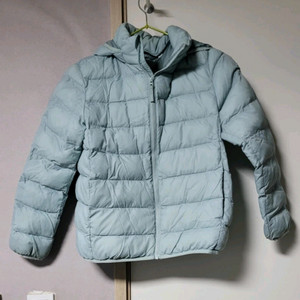 유니클로 키즈 경량 패딩입니다- 사이즈는 140입니다- 10-11세 아동에게 적합합니다- 겉감과 안감 모두 100%