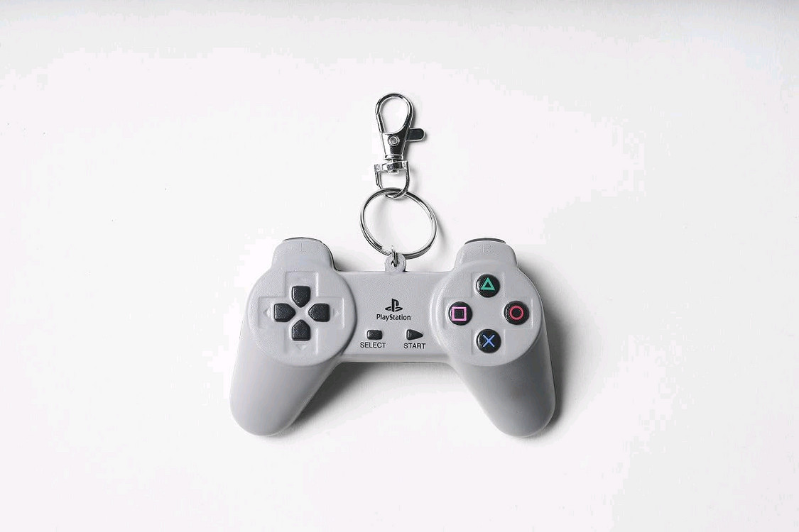 모노마스터 2025년 11월호 (PS 30주년 기념 PS1 모티브 쟈바라 지갑 & 컨트롤러 마스코트 홀더 포함) 이미지