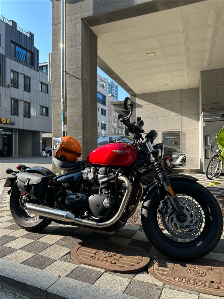 23년식 트라이엄프 본네빌 바버 신차급 이미지