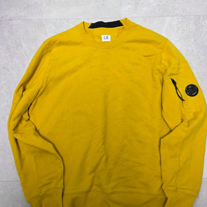 CP컴퍼니의 노란색 맨투맨