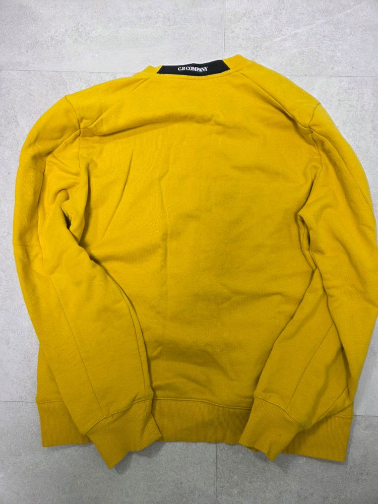 CP컴퍼니의 노란색 맨투맨--1