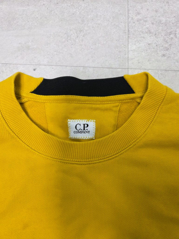 CP컴퍼니의 노란색 맨투맨--2