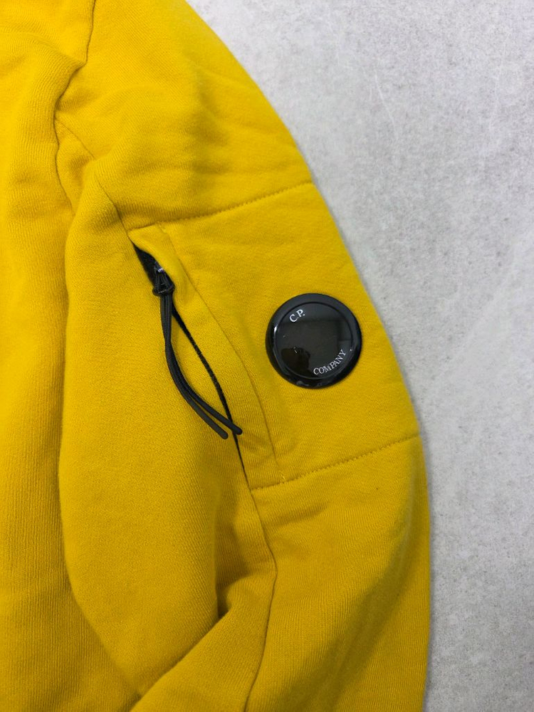 CP컴퍼니의 노란색 맨투맨--3