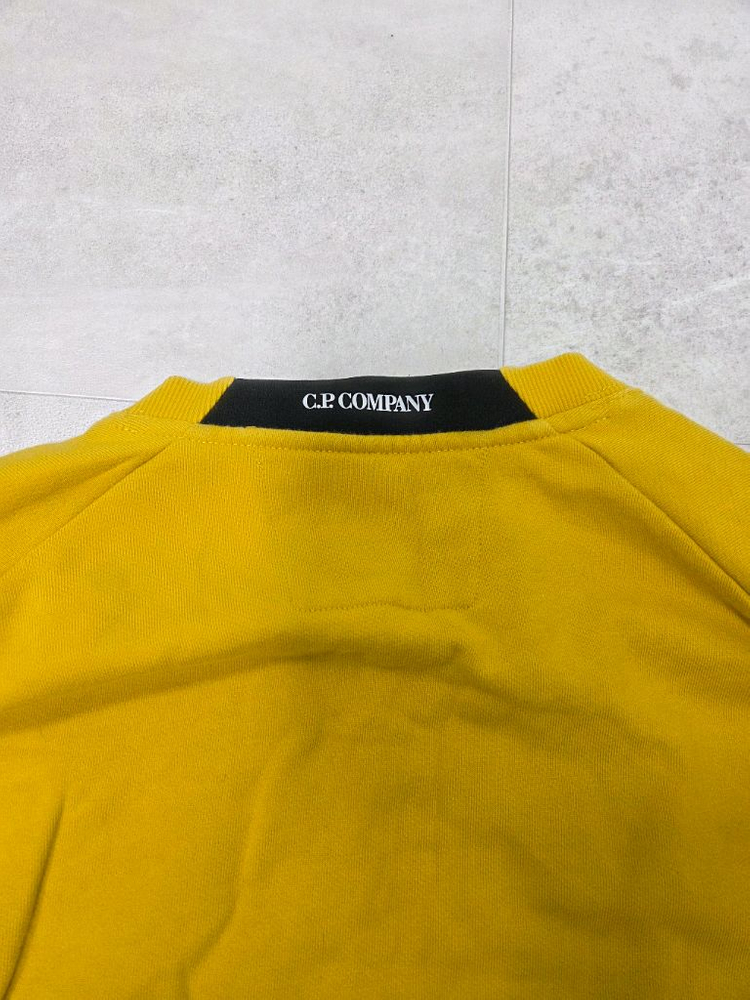 CP컴퍼니의 노란색 맨투맨--5