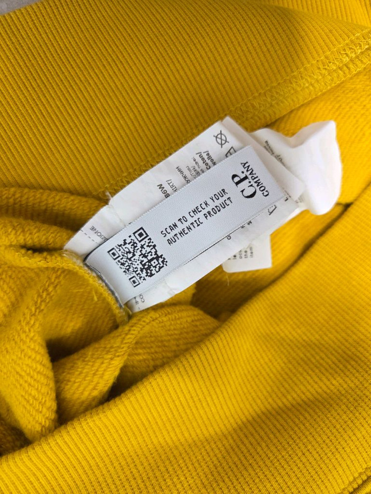 CP컴퍼니의 노란색 맨투맨--6