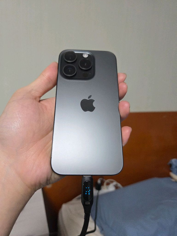 아이폰 15pro 256gb--1