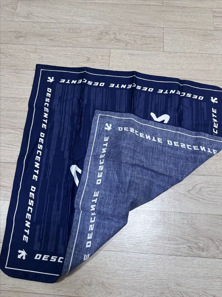 데상트 런 스카프 네이비--1