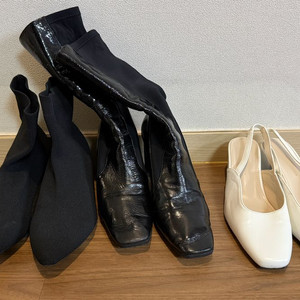 블랙 앵클부츠/에나멜 롱부츠/화이트 뮬 슬링백(사이즈 240)