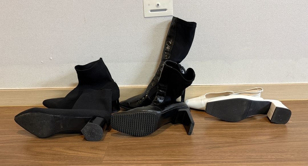 블랙 앵클부츠/에나멜 롱부츠/화이트 뮬 슬링백(사이즈 240)--2