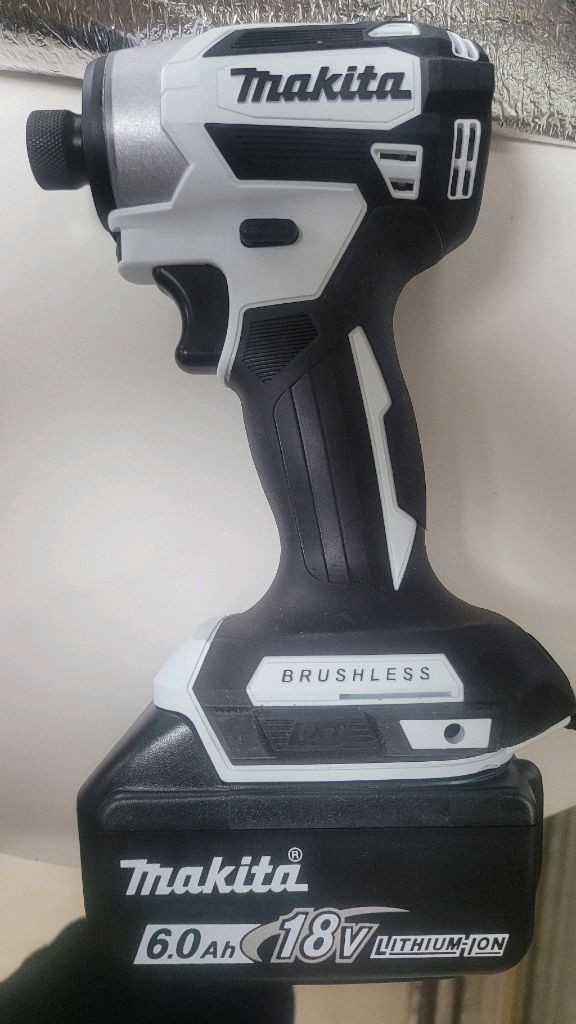 마끼다 임팩드릴 무선 충전드릴 18V 팝니다--0