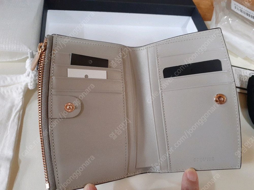 에스콰이어 지갑 소가죽입니다 고급스러워요 카드등 여러가지 사용해요 가치드립니다 120000--5