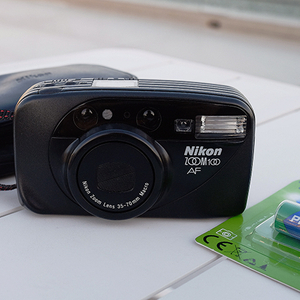 니콘 AF ZOOM 100 컴팩트카메라 팝니다(신품 베터리,전용케이스 포함)