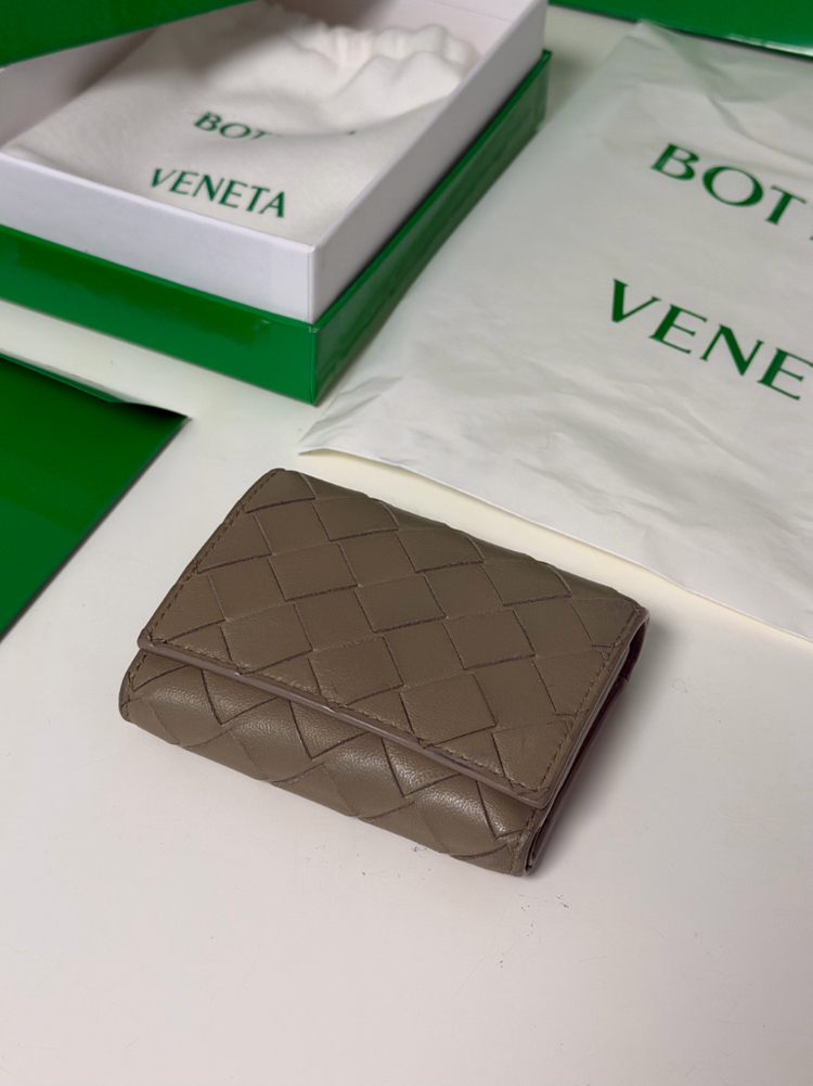 정품) 보테가베네타 스몰 인트레치아토 3단 폴더형 지퍼 지갑 여성--1