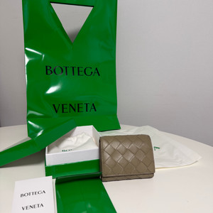 정품) 보테가베네타 스몰 인트레치아토 3단 폴더형 지퍼 지갑 여성