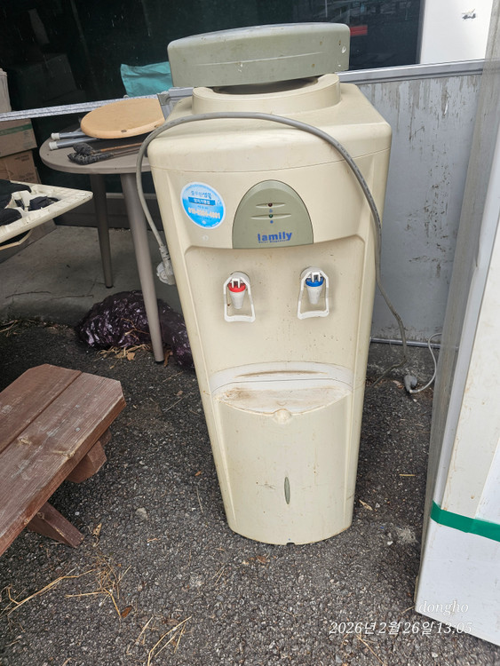 밤새 고민! 소형냉장고2대+ 정수기 세트--1