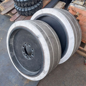 니찌유 전동지게차 3.0톤용 전륜타이어 신품수준타이어판매 휠포함 1대분 이미지