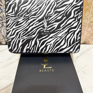 입생로랑 뷰티 제브라 바니티 파우치(새상품)