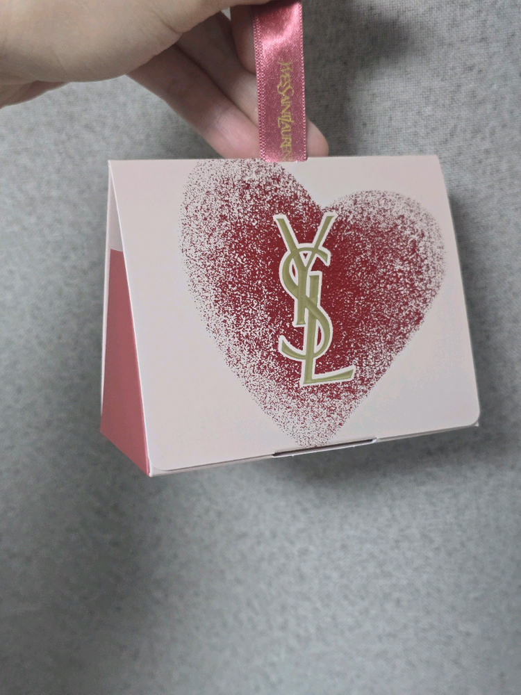 미개봉 새상품 입생로랑 캔디글로우 립밤 9B--0