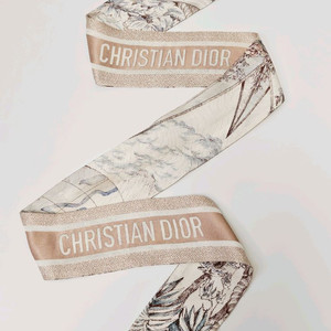 디올 리브 드 인피니 미차 스카프 이미지