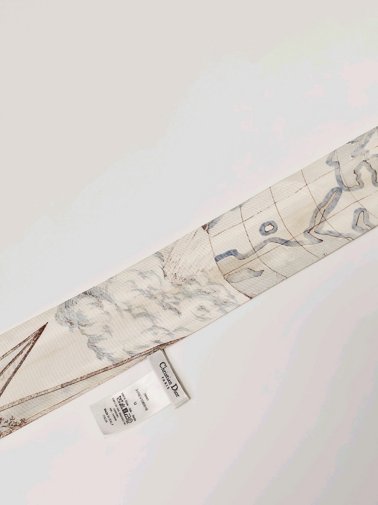 디올 리브 드 인피니 미차 스카프 이미지