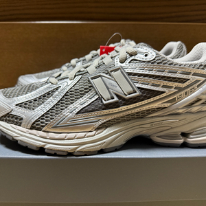 뉴발란스 1906 메탈릭 실버 285 새제품 판매합니다