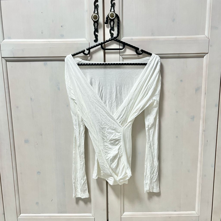 화이트 흰색 랩 셔링 블라우스 오프숄더 필라테스복 요가복 빈티지 에이블리 이미지