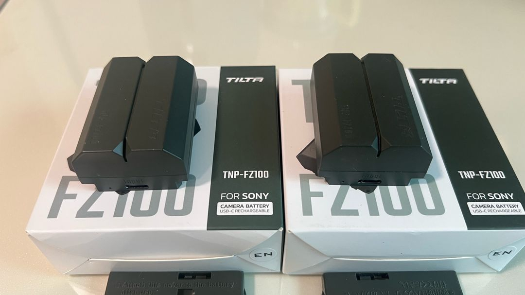 틸타 소니 NP-FZ100 호환 USB-C 타입 충전식 배터리 팝니다. 2개 일괄--2