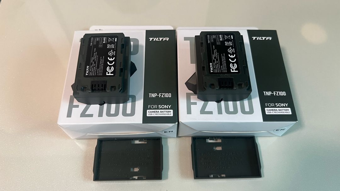 틸타 소니 NP-FZ100 호환 USB-C 타입 충전식 배터리 팝니다. 2개 일괄--3