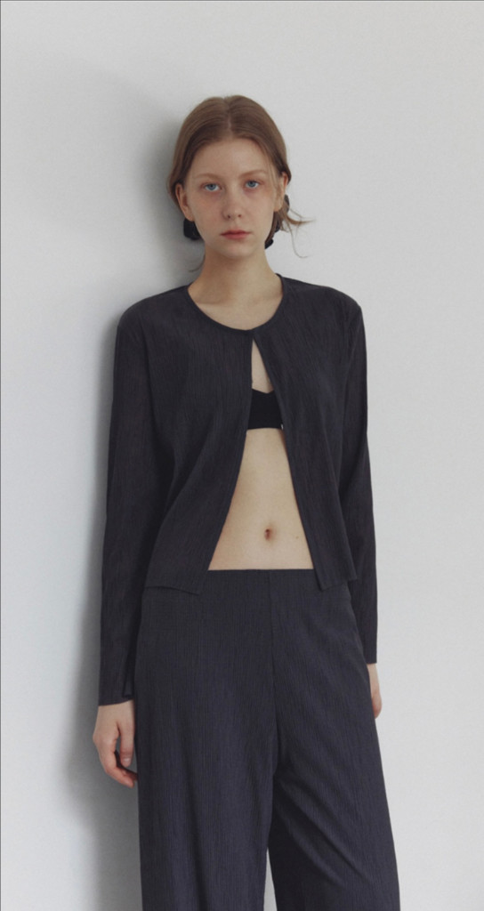 엘로주 플리츠가디건 차콜네이비 완전새상품--1