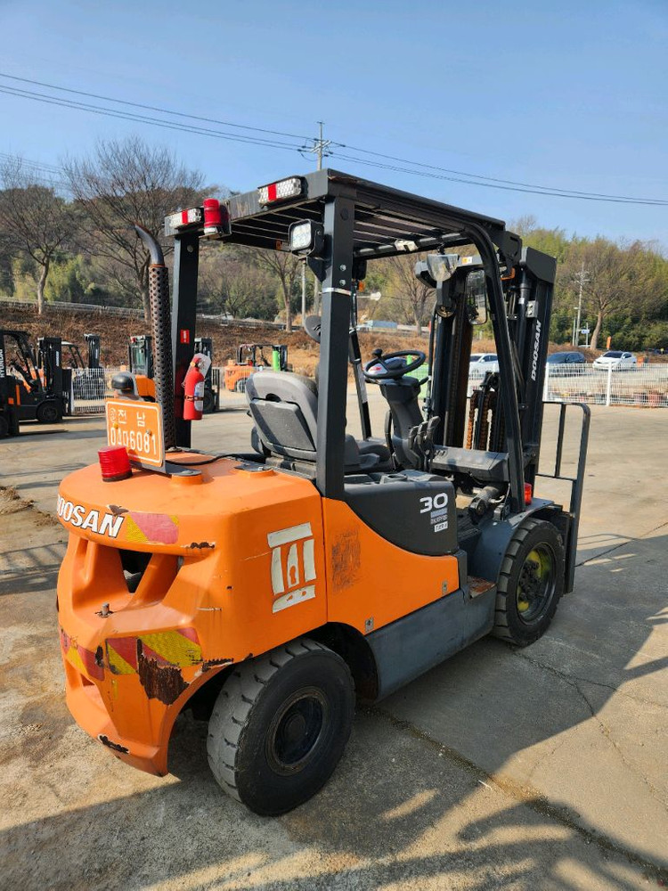 중고지게차 2020년식 두산지게차 3톤 삼단마스트 판매합니다.(6081) 이미지