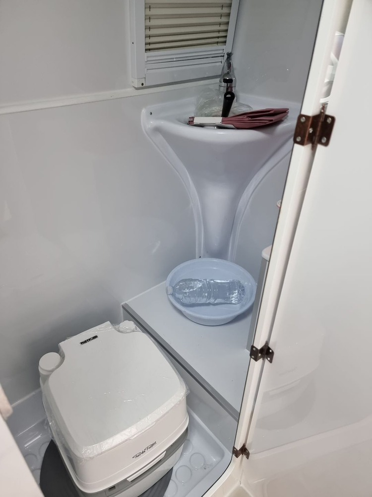 카운티캠핑카 인산철 300Ah(24v)11년식 4만키로 신차급 급매합니다. 이미지