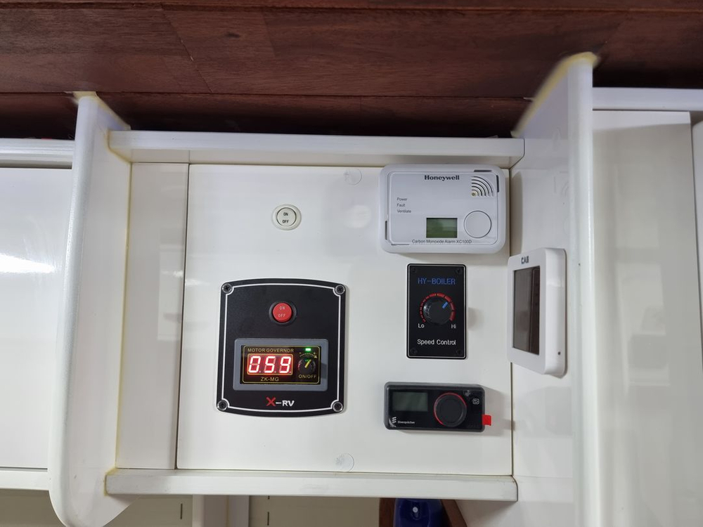 카운티캠핑카 인산철 300Ah(24v)11년식 4만키로 신차급 급매합니다. 이미지