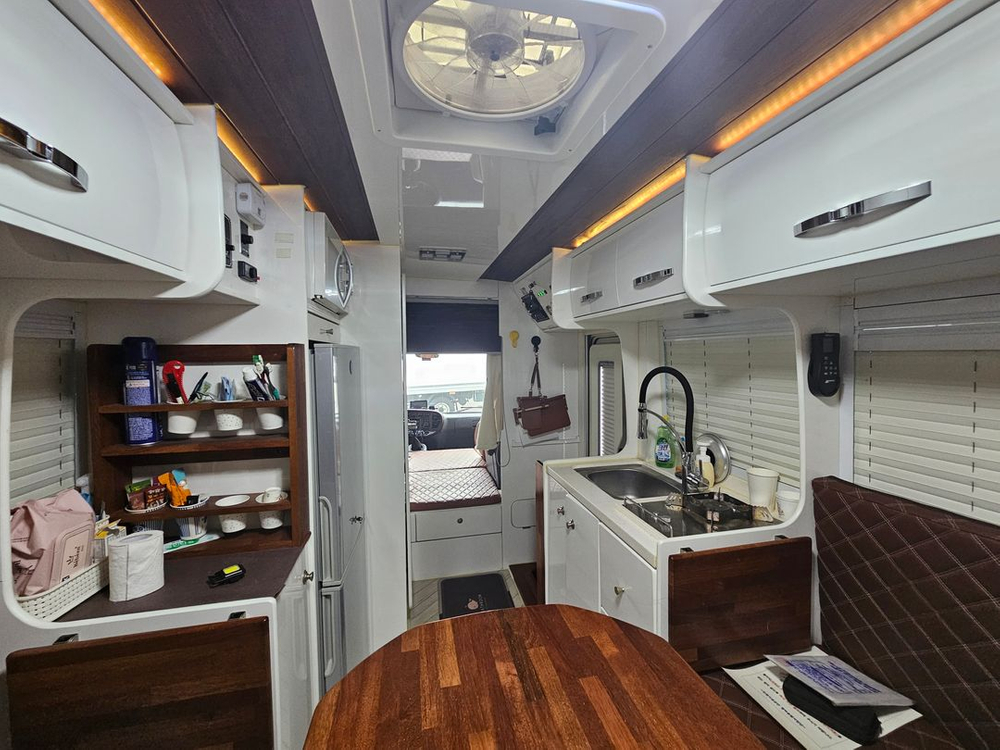 카운티캠핑카 인산철 300Ah(24v)11년식 4만키로 신차급 급매합니다. 이미지