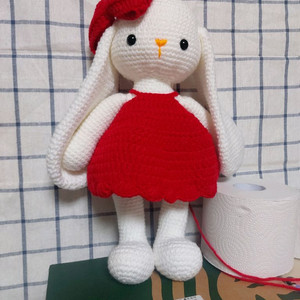 손뜨개 귀쳐진토끼 빨간원피스 인형