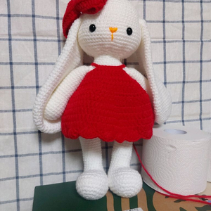 손뜨개 귀쳐진토끼 빨간원피스 인형
