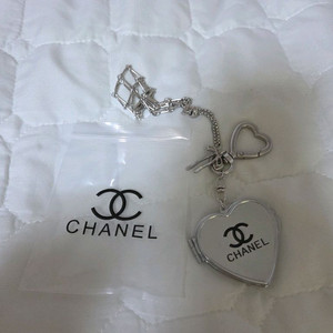 샤넬 하트 모양 미러 키링 새상품(3개 있음)