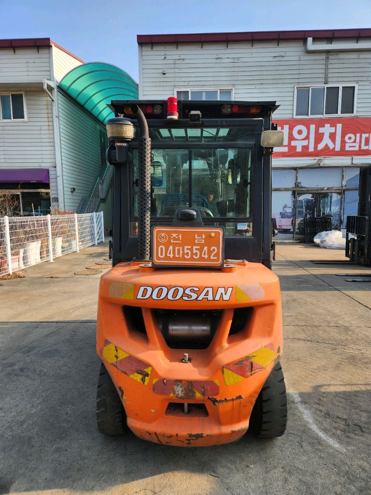 중고지게차 2018년 두산지게차 2.5톤 삼단마스트 판매합니다.(5542) 이미지