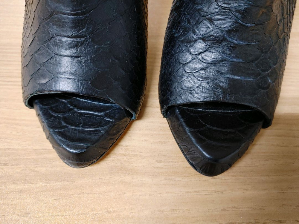 (새상품)슈콤마보니 뱀피소재 토오픈 앵클힐 이미지