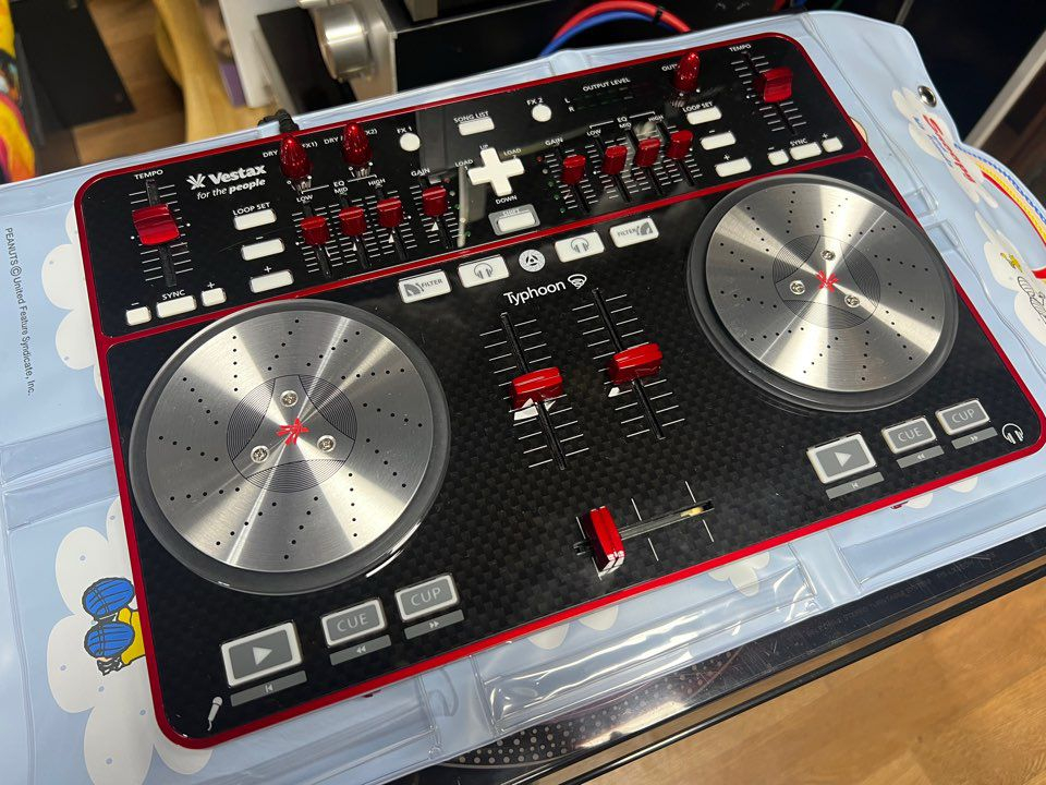 Vestax Typhoon DJ 컨트롤러 이미지