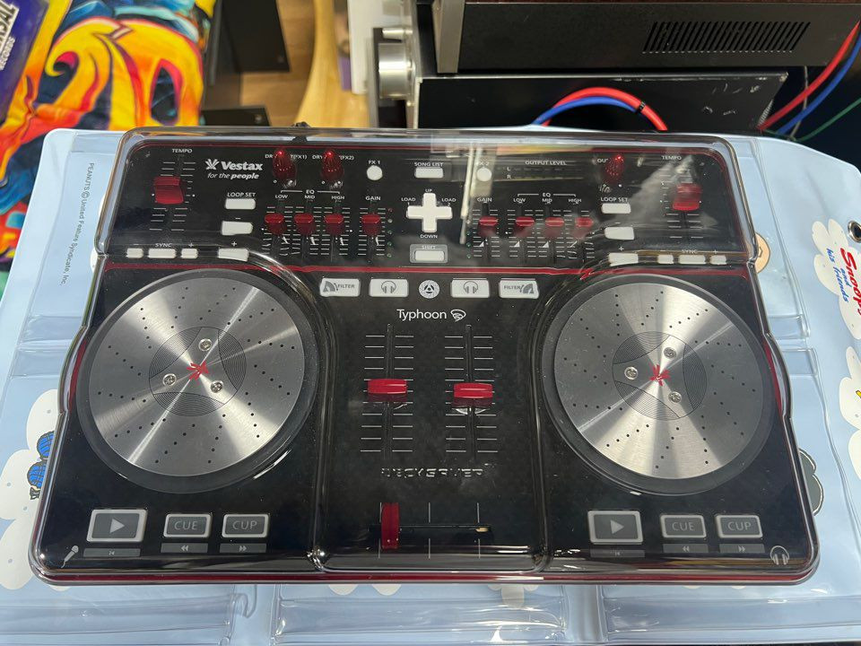 Vestax Typhoon DJ 컨트롤러 이미지