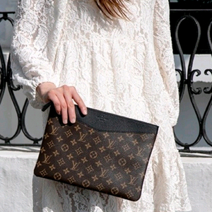 루이비통 데일리 클러치백/파우치백 새상품급 정품(영수증O)구찌프라다디올고야드샤넬셀린느보테가생로랑발렌시아가버버리가방