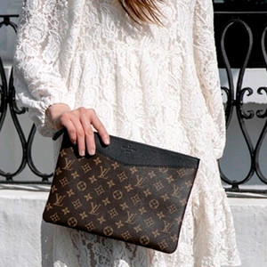 루이비통 데일리 클러치백/파우치백 새상품급 정품(영수증O)구찌프라다디올고야드샤넬셀린느보테가생로랑발렌시아가버버리가방