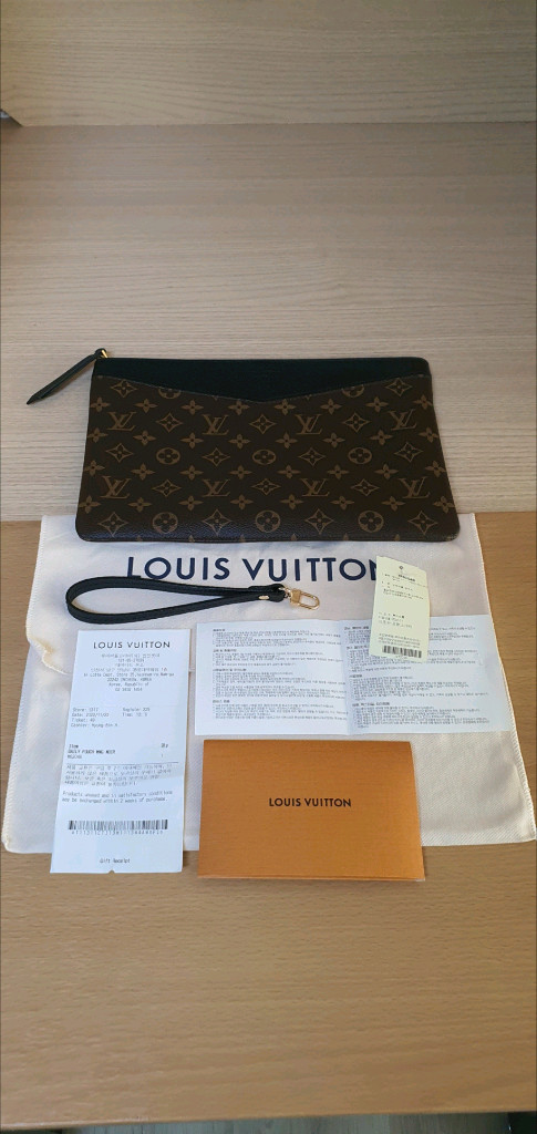루이비통 데일리 클러치백/파우치백 새상품급 정품(영수증O)구찌프라다디올고야드샤넬셀린느보테가생로랑발렌시아가버버리가방--1