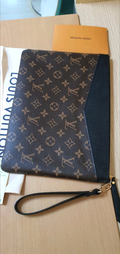 루이비통 데일리 클러치백/파우치백 새상품급 정품(영수증O)구찌프라다디올고야드샤넬셀린느보테가생로랑발렌시아가버버리가방--2