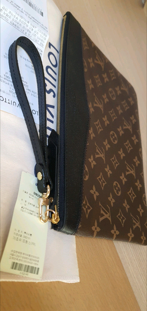 루이비통 데일리 클러치백/파우치백 새상품급 정품(영수증O)구찌프라다디올고야드샤넬셀린느보테가생로랑발렌시아가버버리가방--4