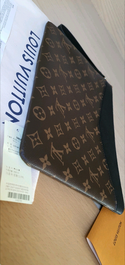 루이비통 데일리 클러치백/파우치백 새상품급 정품(영수증O)구찌프라다디올고야드샤넬셀린느보테가생로랑발렌시아가버버리가방--8