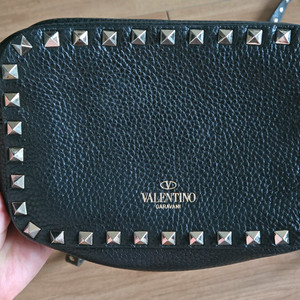 발렌티노 락스터드 미니 크로스백 블랙