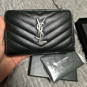 입생로랑 모노그램 마틀라세 지퍼 카드지갑 풀구성