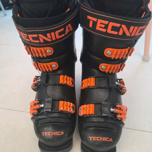 25/26 테크니카 월드컵 레이싱 부츠 판매합니다(주니어 혹은 여성용 플렉스 90, 70 둘다 사이즈 235